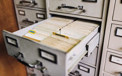 Ein geöffnet Aktenschrank mit vielen Akten